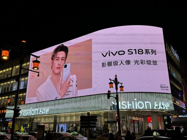 沈陽(yáng)中街以純商場(chǎng)外墻弧面LED地標(biāo)大屏廣告價(jià)格，沈陽(yáng)戶外LED大屏廣告