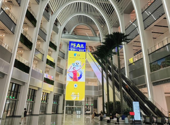 廣州白云站出站大廳直梯LED大屏廣告，廣州白云棠溪高鐵站廣告價(jià)格