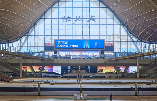 武漢站高鐵站臺層中庭上空巨型燈箱廣告，武漢高鐵站廣告牌價格收費(fèi)