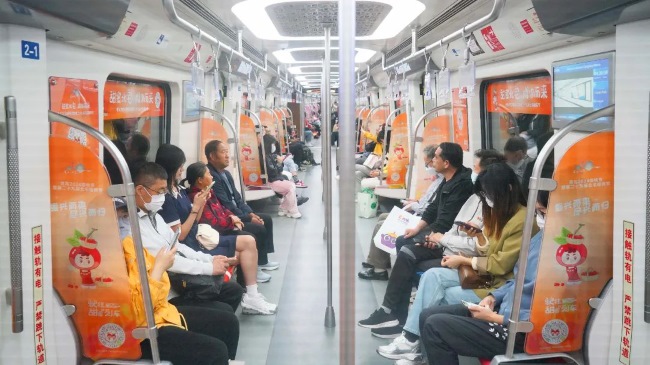 青島地鐵車廂內(nèi)貼紙內(nèi)包車創(chuàng)意車廂廣告，青島地鐵列車廣告價格