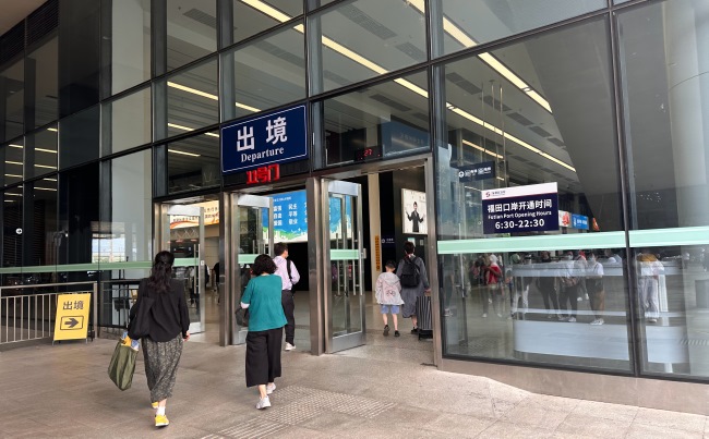 福田口岸出入境必經(jīng)進(jìn)出口墻面燈箱廣告牌，深圳福田口岸廣告價(jià)格