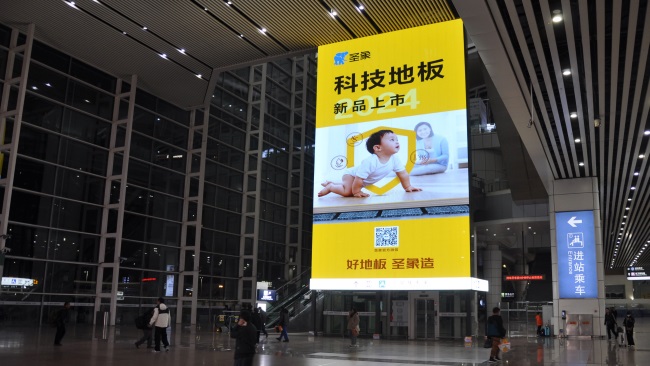 廣州南站進(jìn)站口直梯玻璃幕墻LED大屏廣告，廣州南站高鐵廣告價(jià)格