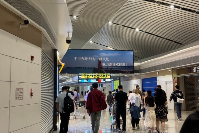 潮汕機(jī)場(chǎng)T2出發(fā)到達(dá)全覆蓋燈箱廣告大牌，揭陽(yáng)潮汕機(jī)場(chǎng)廣告牌價(jià)格