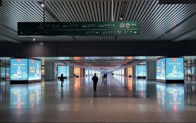 蘭州西高鐵站到達(dá)換乘走廊包柱燈箱廣告牌，蘭州西站高鐵廣告價(jià)格