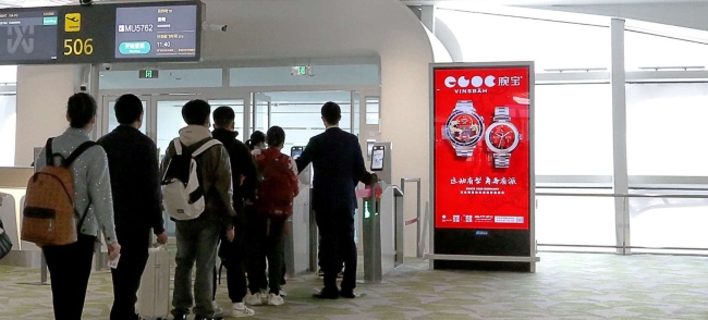深圳機(jī)場(chǎng)航站樓登機(jī)口電子屏廣告牌，深圳寶安機(jī)場(chǎng)候機(jī)區(qū)廣告價(jià)格