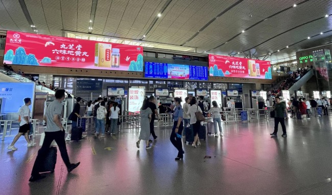 長(zhǎng)沙南高鐵站進(jìn)站安檢口2塊LED巨屏廣告，長(zhǎng)沙南站大屏高鐵廣告價(jià)格