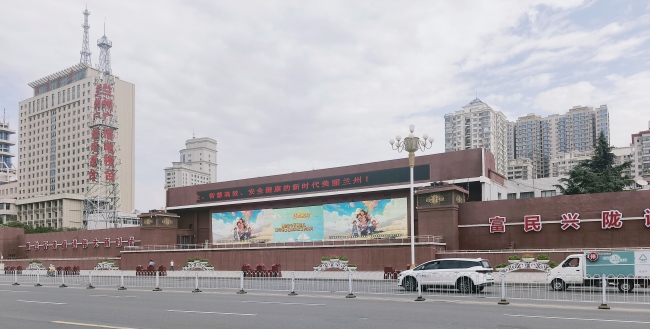 蘭州城關(guān)東方紅廣場主席臺戶外LED橫屏廣告投放，蘭州LED屏廣告價(jià)格