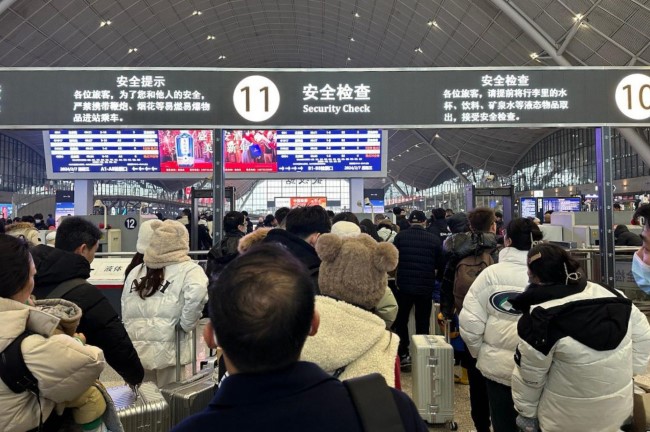 武漢站進(jìn)站安檢候車大廳上方LED大屏廣告，武漢火車站高鐵廣告價(jià)格