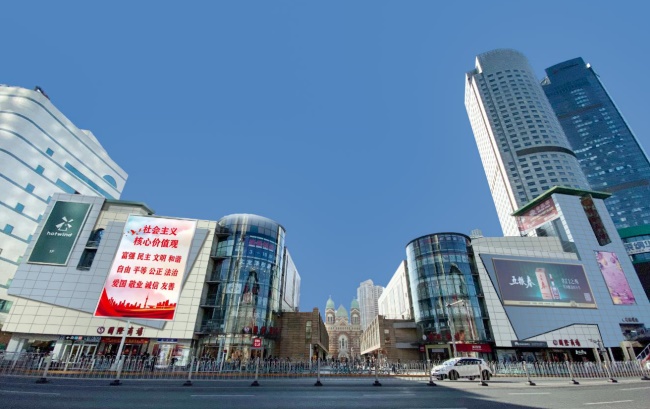 天津和平區(qū)南京路國際商場外立面大牌燈箱廣告，天津大牌廣告價(jià)格