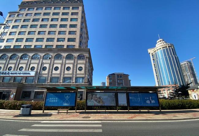 青島公交候車(chē)亭巴士站牌廣告價(jià)格，青島公交站亭燈箱廣告優(yōu)勢(shì)案例