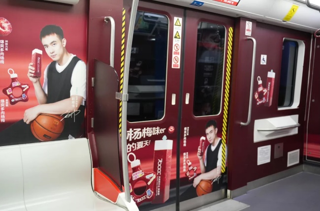 沈陽(yáng)地鐵創(chuàng)意內(nèi)包車(chē)貼廣告飲料快消案例，沈陽(yáng)地鐵列車(chē)廣告價(jià)格