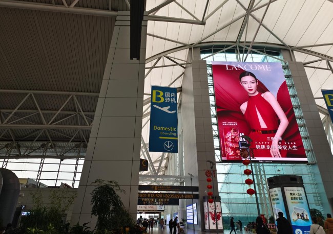 廣州白云機場出發(fā)大廳玻璃墻高空LED巨屏廣告，廣州機場廣告價格
