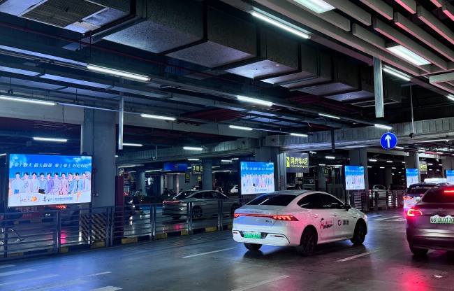 深圳北高鐵站停車場出租車落客區(qū)LED大屏廣告，深圳北站廣告價格