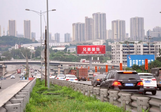 重慶內(nèi)環(huán)高速大牌三面翻廣告，重慶武渝高速高桿立柱大牌廣告價(jià)格