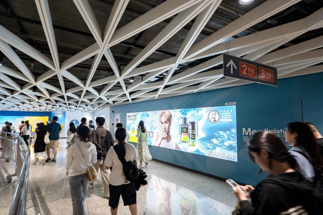 深圳地鐵崗廈北站通道墻貼燈箱廣告投放，深圳地鐵廣告價(jià)格收費(fèi)