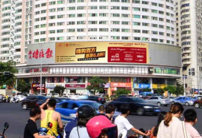 ?？诃偵烬埨ツ下芳t城湖路匯隆外墻LED橫屏，海口LED大屏廣告價(jià)格