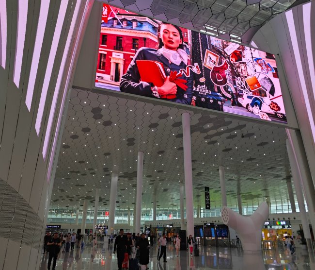 深圳機場到達(dá)ETC大廳高空雙面LED屏廣告，深圳寶安機場大屏廣告價格
