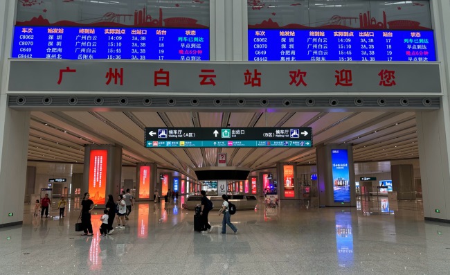 廣州白云高鐵站到達(dá)出站通道柱面燈箱廣告，廣州白云站廣告價格