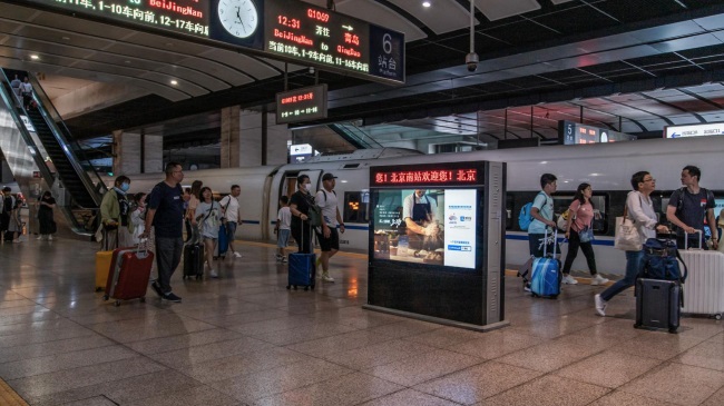 北京南站電子屏站臺層聯(lián)排雙面刷屏機廣告，北京南高鐵站廣告價格