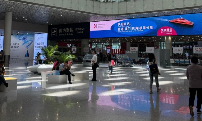 深圳機場到達接機口上方LED橫屏廣告牌，深圳寶安機場大屏廣告價格