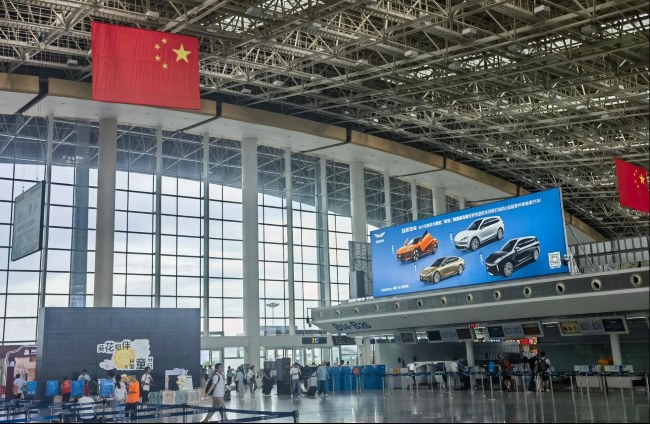 南昌機場出發(fā)大廳值機島燈箱廣告高空大牌，南昌昌北機場廣告價格
