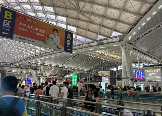 ?廣州南高鐵站候車大廳中央懸掛吊旗看板廣告牌，廣州南站廣告價格