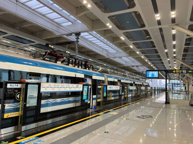 臺(tái)州輕軌車廂電視小屏站臺(tái)列車廣告，臺(tái)州地鐵視頻電子屏廣告價(jià)格