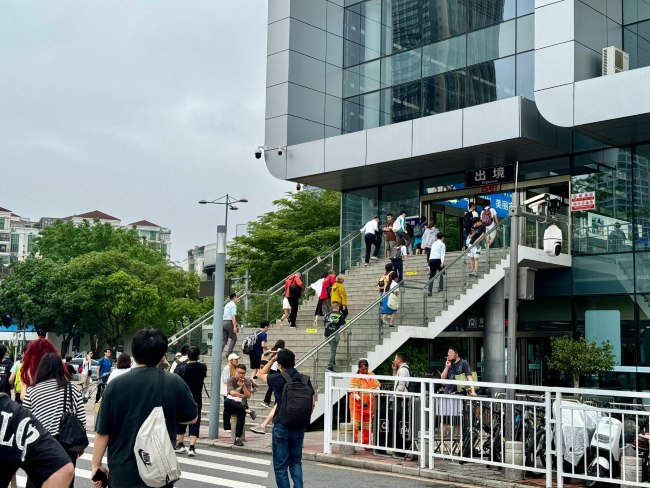 深圳福田口岸入口大廳出境方向正迎面廣告牌，福田口岸廣告價(jià)格