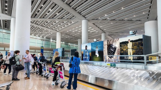 北京首都機場到達行李轉盤聯(lián)排LED廣告投放，北京機場LED屏廣告價格