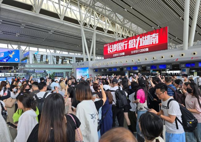 長沙機場出發(fā)安檢值機島燈箱廣告高空大牌，長沙黃花機場廣告價格