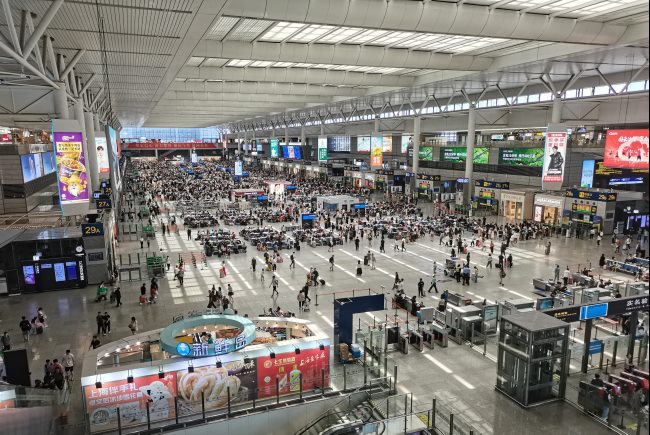 上海虹橋高鐵候車大廳三面包柱燈箱廣告，上海虹橋火車站廣告價格