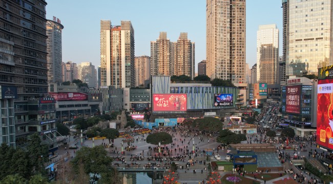 重慶江北觀音橋廣場大融城戶外LED橫屏廣告，重慶LED大屏廣告價(jià)格