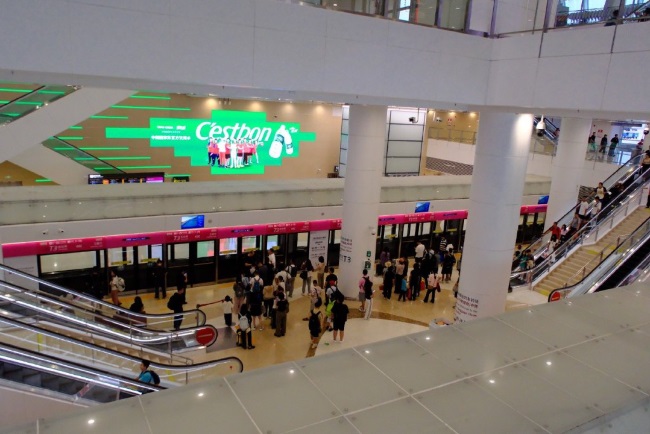 深圳寶安機場LED大屏廣告價格，深圳衛(wèi)星廳地鐵墻面大屏廣告投放