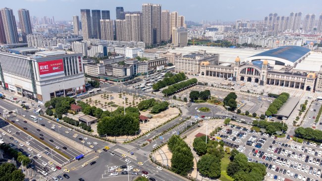 武漢漢口火車站廣場歐亞達(dá)家居樓頂LED屏廣告，武漢LED大屏廣告價(jià)格