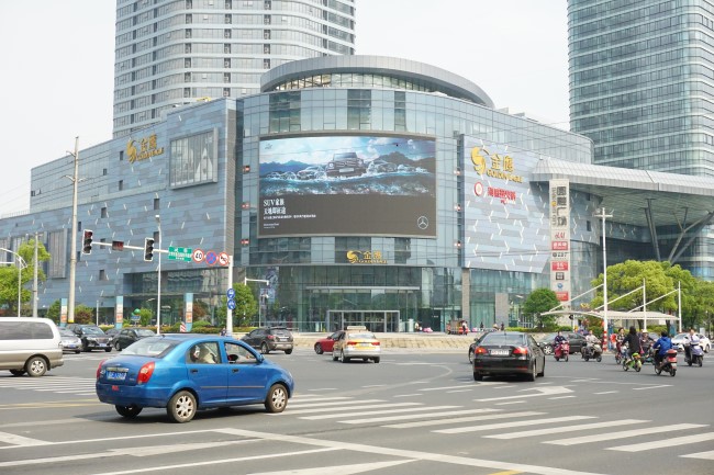 南通文峰地鐵站金鷹購物中心外墻LED大屏廣告，南通LED大屏廣告價(jià)格