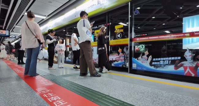 佛山地鐵站臺屏蔽門玻璃貼廣告優(yōu)質(zhì)投放案例，佛山地鐵站廣告價格