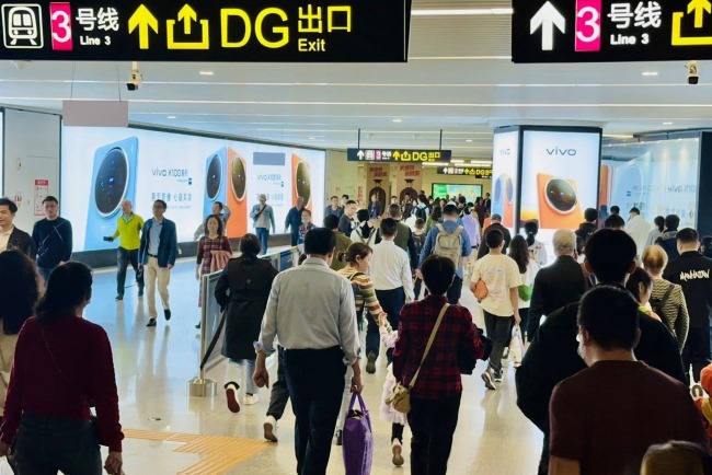 南寧地鐵金湖廣場站換乘通道長廊墻面廣告，南寧地鐵站內(nèi)廣告價格