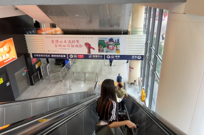 深圳福田口岸入境方向扶梯正迎面廣告牌，福田口岸燈箱廣告價格