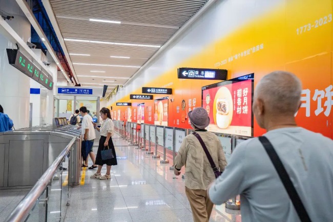 濟南地鐵3號線奧體中心站廳墻貼燈箱廣告案例，濟南地鐵廣告價格