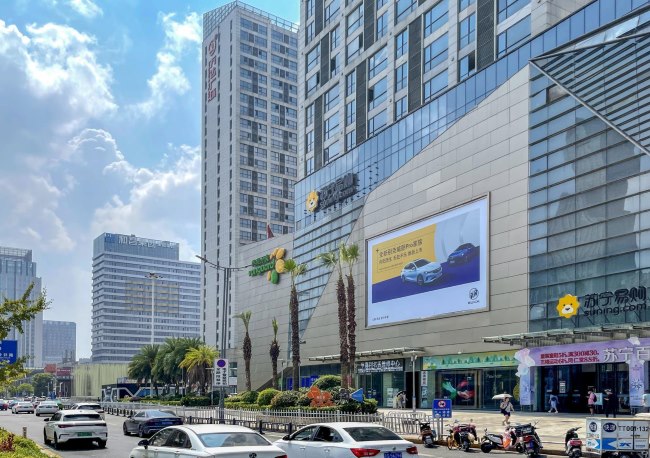 南昌紅谷灘萬達(dá)青云印象匯商場外立面大牌燈箱，南昌大牌廣告價格