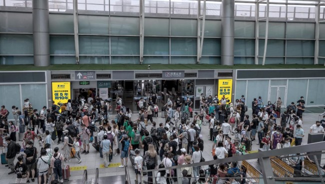 北京南站進站出站口豎屏廣告牌，北京南高鐵站燈箱大屏廣告價格