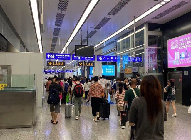 深圳福田口岸三層邊檢大廳燈箱廣告，深圳福田口岸往香港廣告價格