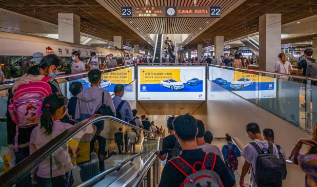 鄭州東高鐵站燈箱站臺廣告牌投放，鄭州東站高鐵站廣告燈箱價格