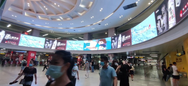 鄭州地鐵紫荊山站換乘大廳弧形LED大屏廣告投放，鄭州地鐵廣告價(jià)格