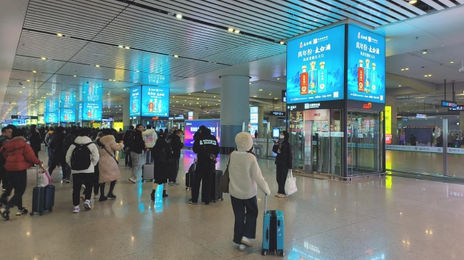 西安北站到達(dá)出站通道兩側(cè)燈箱廣告，西安北高鐵站大屏廣告價格