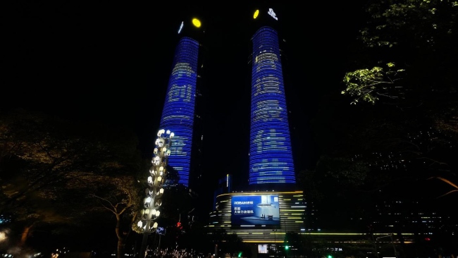 南昌紅谷灘綠地雙子塔繽紛城LED大屏廣告大牌，南昌LED大牌廣告價格