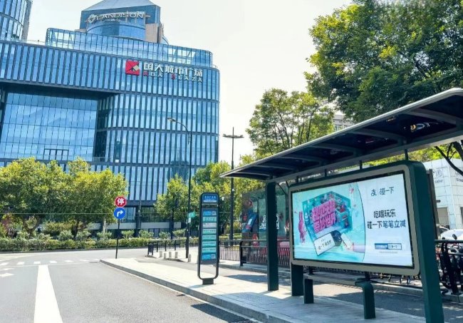 杭州公交廣告價(jià)格，杭州候車亭站牌巴士站臺(tái)燈箱廣告優(yōu)勢(shì)分析案例