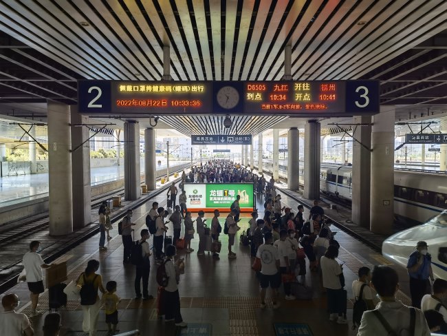 南昌西高鐵站燈箱站臺(tái)廣告牌投放，南昌西站高鐵站廣告燈箱價(jià)格