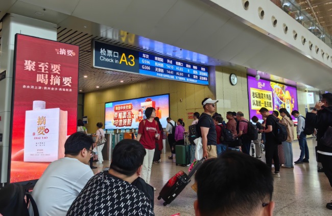 武漢高鐵站候車大廳檢票口燈箱，武漢火車站大屏廣告價(jià)格