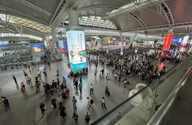 廣州南站候車(chē)大廳包柱燈箱品牌柱，廣州南高鐵站廣告牌價(jià)格